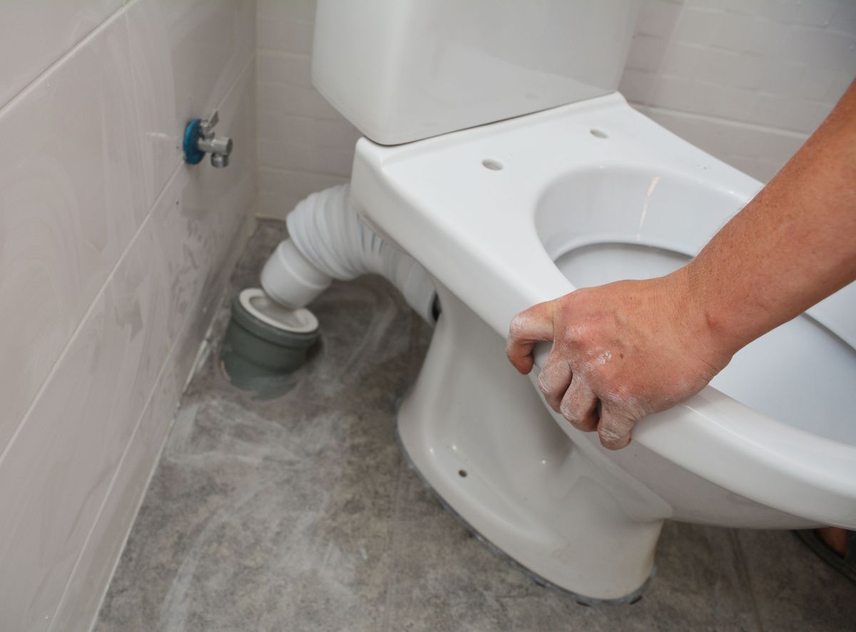 High-performance macerating toilet